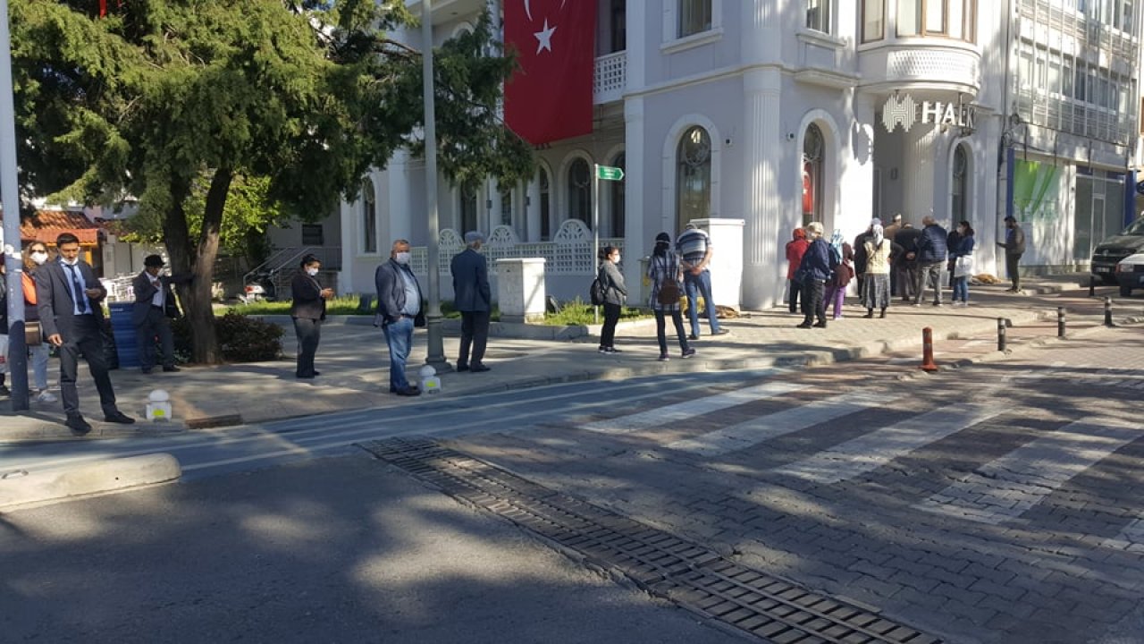 Yasağın bitmesiyle bankalar önünde uzun kuyruklar oluştu