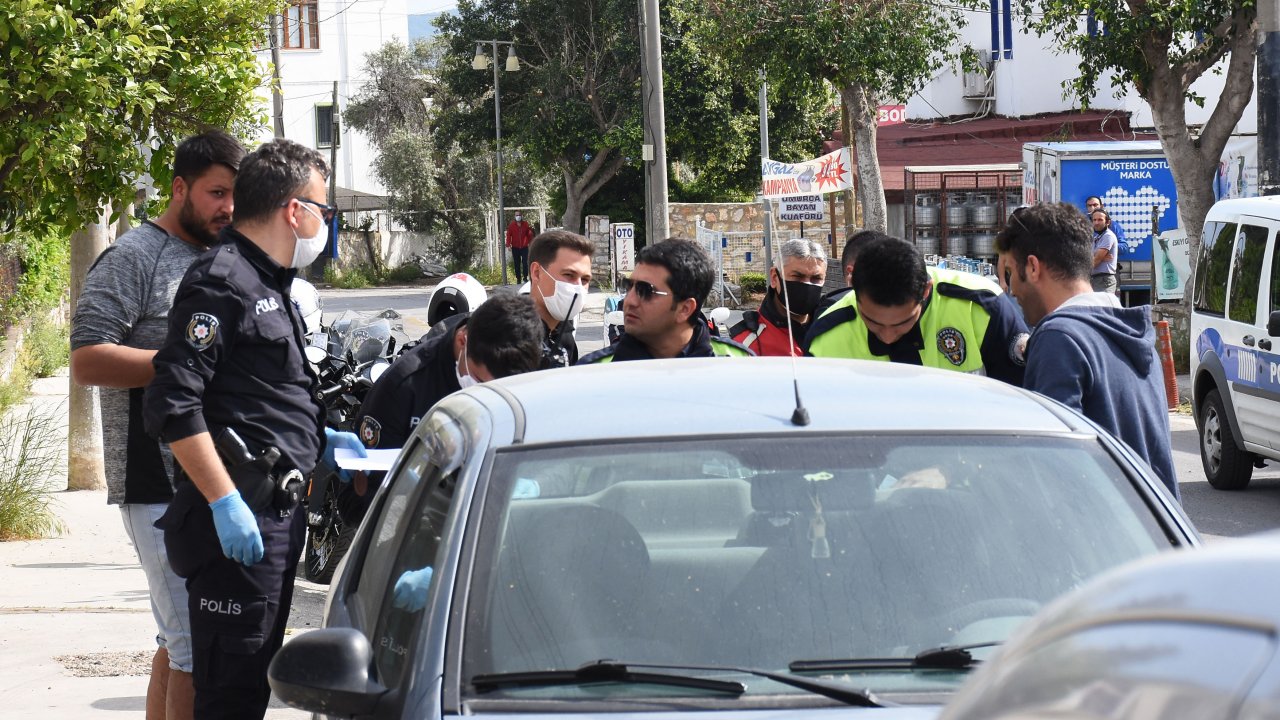 Sokağa çıkma kısıtlamasını ihlal eden ehliyetsiz sürücüye ceza