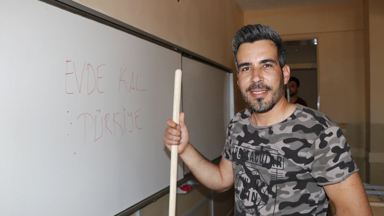 İzolasyon sürecinde kaldıkları okulun gönüllü tadilatını yapıyorlar