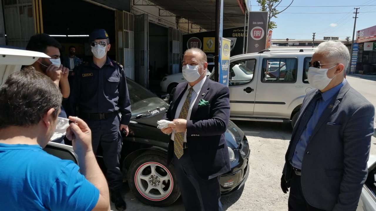 Menteşe Kaymakamı Yıldız maske dağıttı