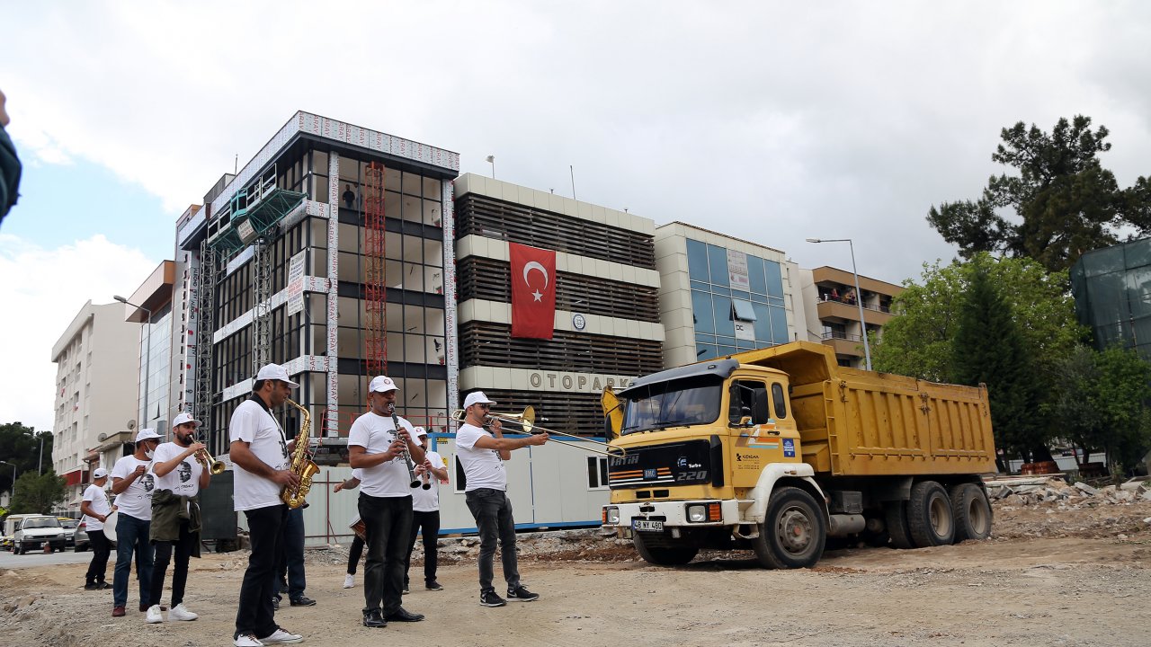 Roman müzisyenler işçiler için çaldı