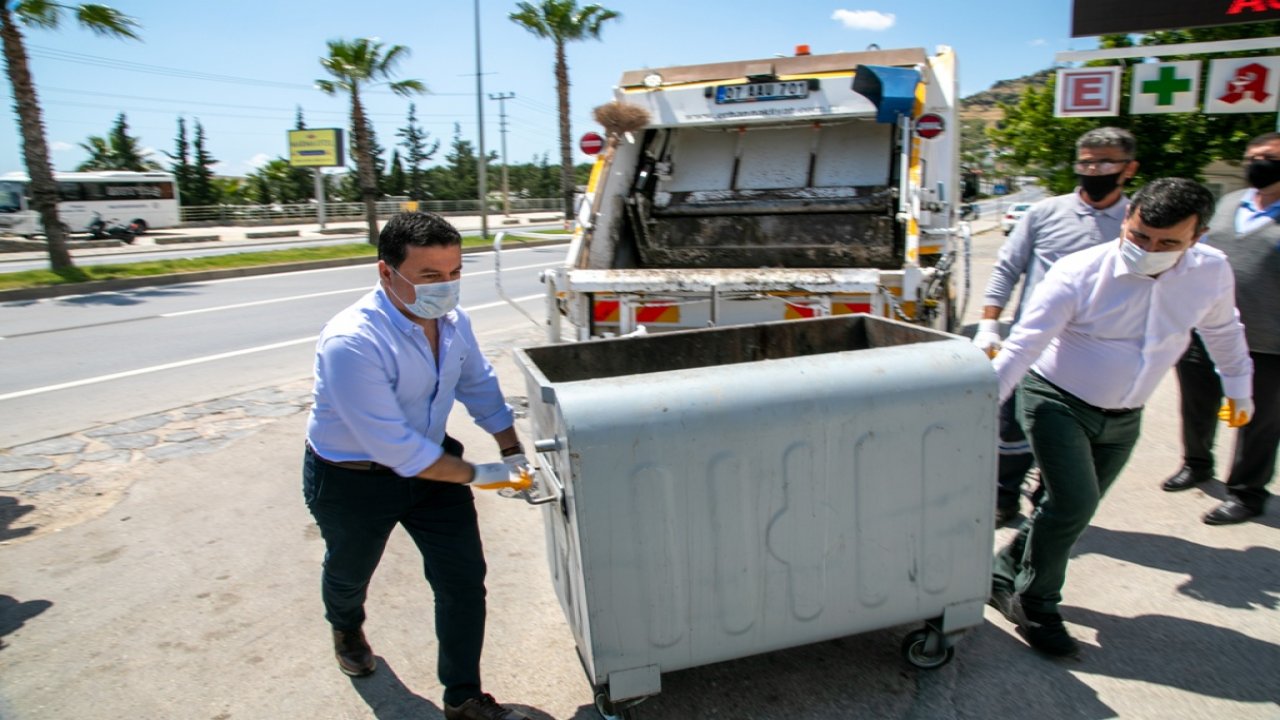 Bodrum Belediye Başkanı, çöp konteyneri boşaltıp, temizlik yaptı