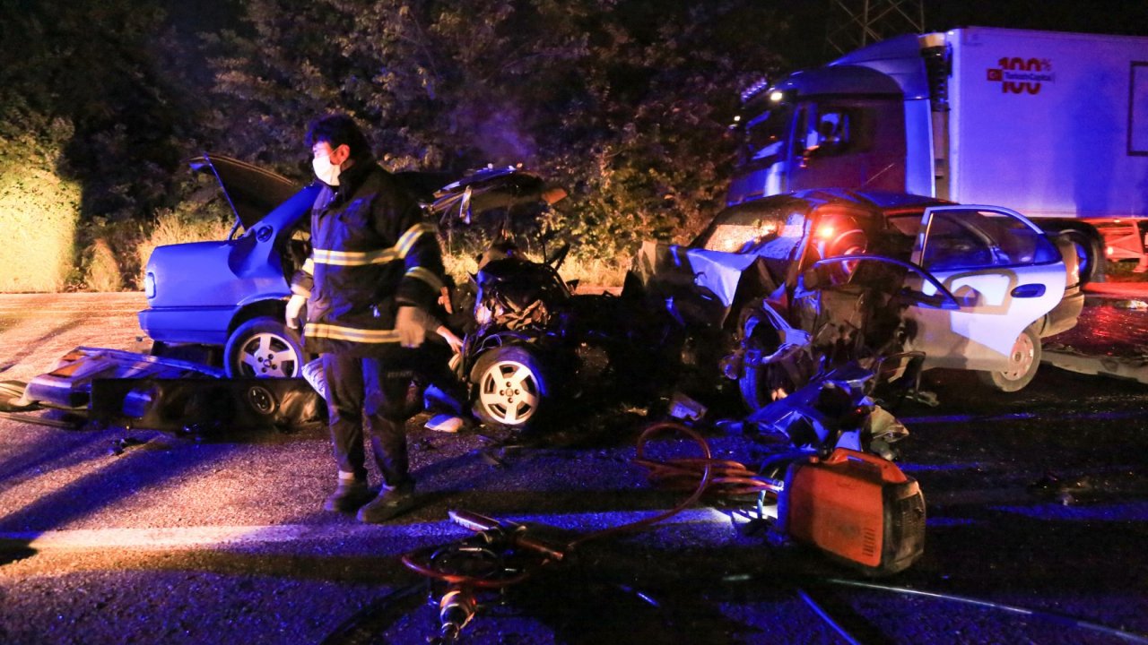 İki otomobil çarpıştı: 1 ölü, 2 yaralı