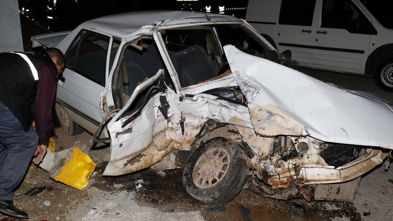 Kamyon ile otomobil çarpıştı: 2 ölü