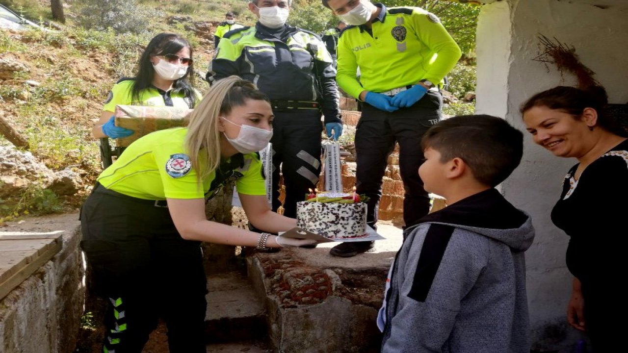 Trafik polislerinden sürpriz doğum günü