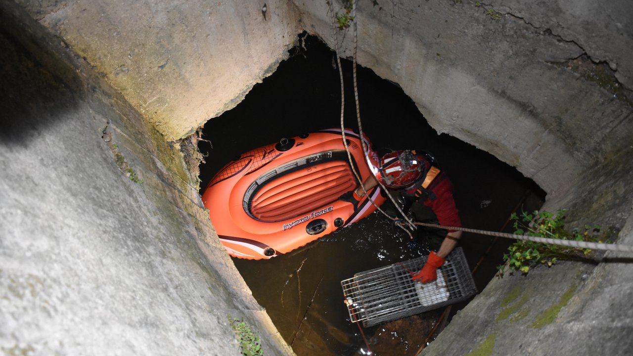 Kuyuya düşen kedi, ekiplerin kullandığı şişme botla kurtarıldı