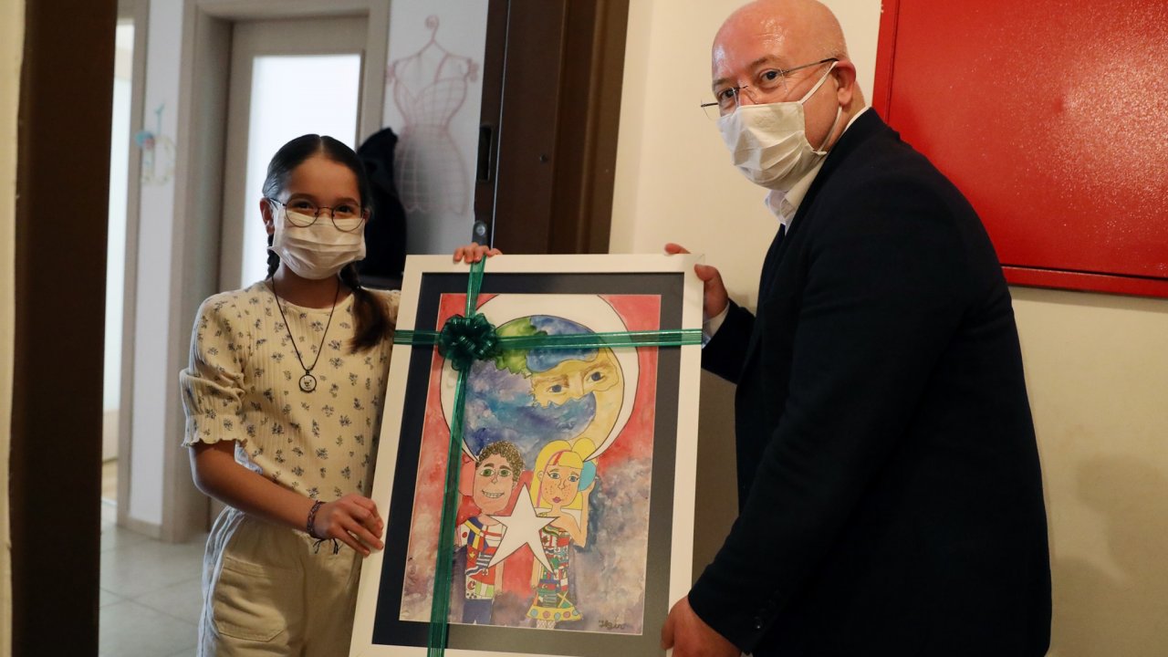 Yarışmayı kazandığı resmi Başkan Gümüş’e hediye etti