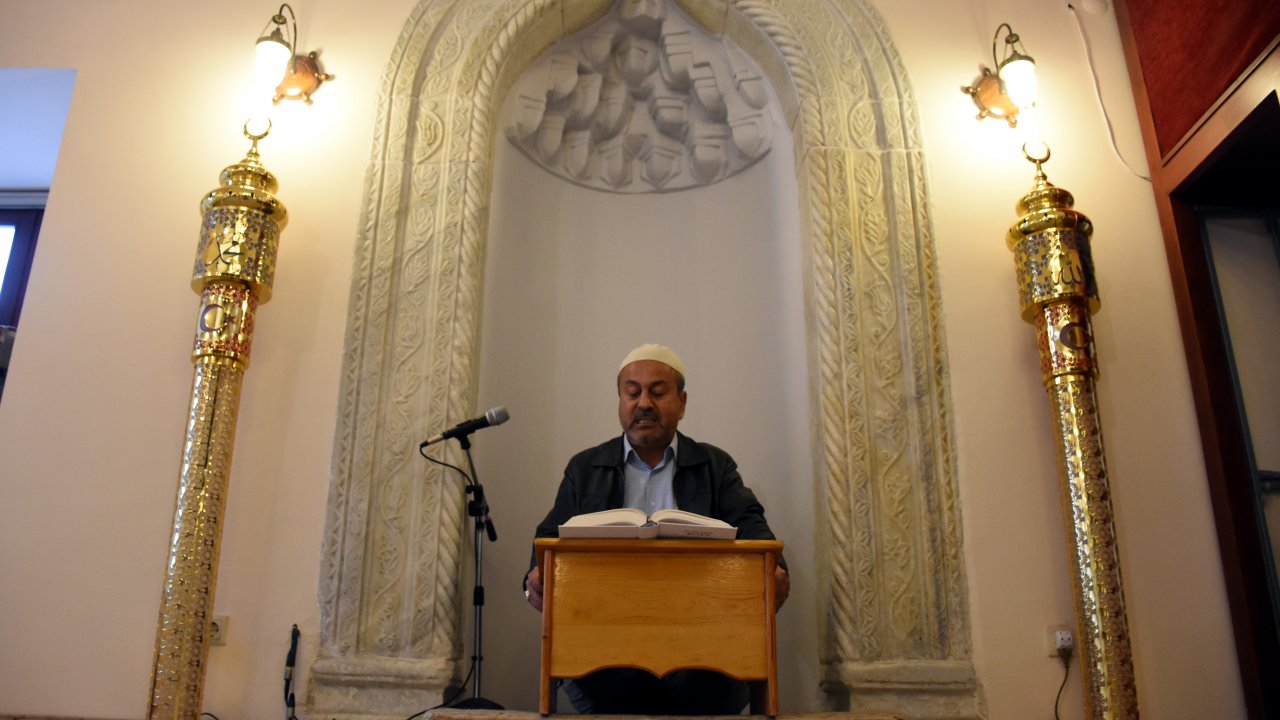 Bodrumlu imam canlı yayınlarla cemaate ulaşıyor