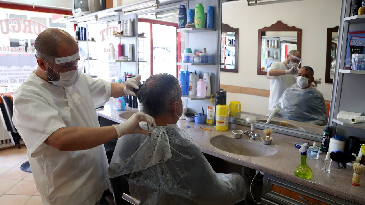 Berber, kuaför ve güzellik salonları yeniden faaliyete geçti