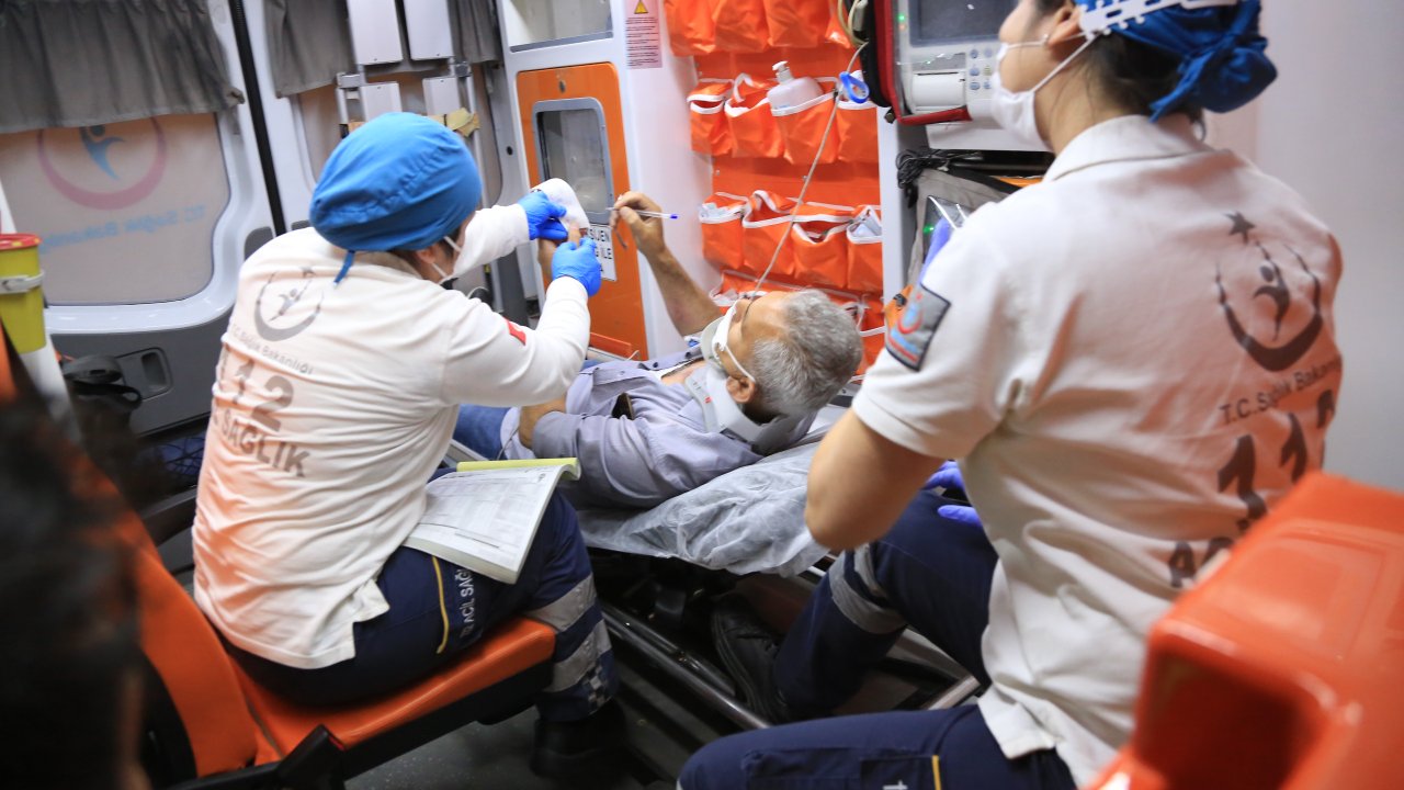 Bariyerlere çarpan otomobil sürücüsü yaralandı