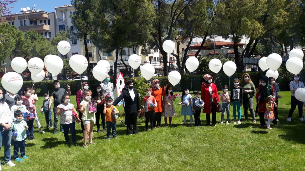Vali Civelek, bahçesini çocuklara açarak hediyelerle karşıladı
