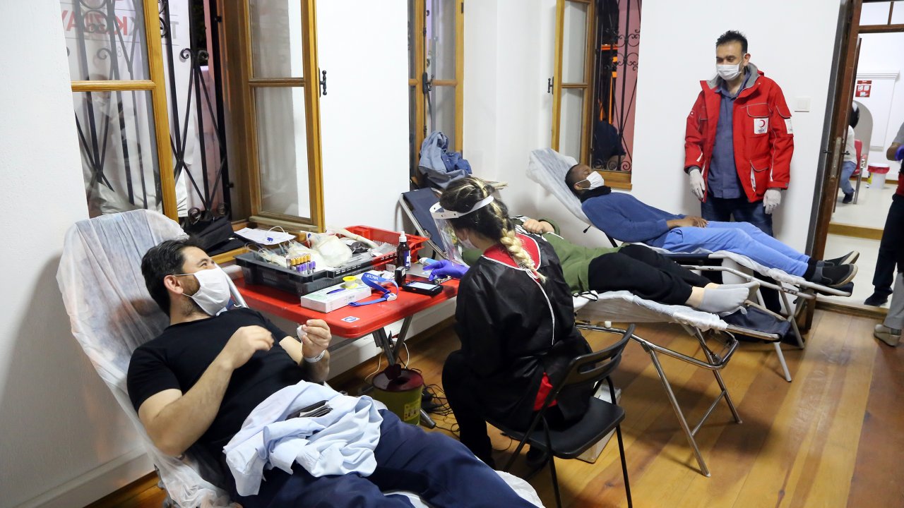 Kızılay'ın yardım ettiği yabancı öğrenciler, kan bağışı yaptı