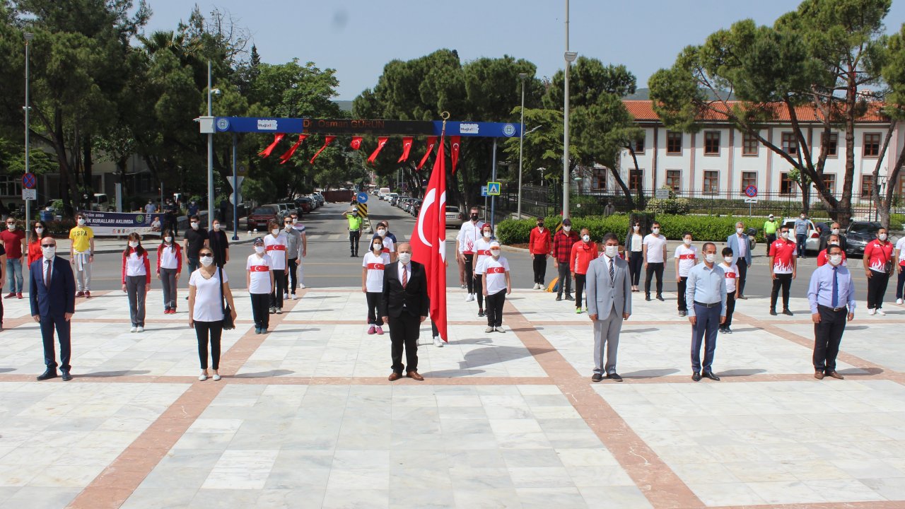 19 Mayıs kutlamaları çelenk sunumuyla başladı