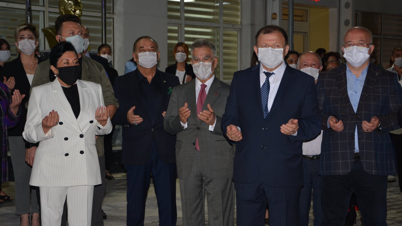 Devlet Hastanesi’nin açılışında sosyal mesafeye uyulmadı