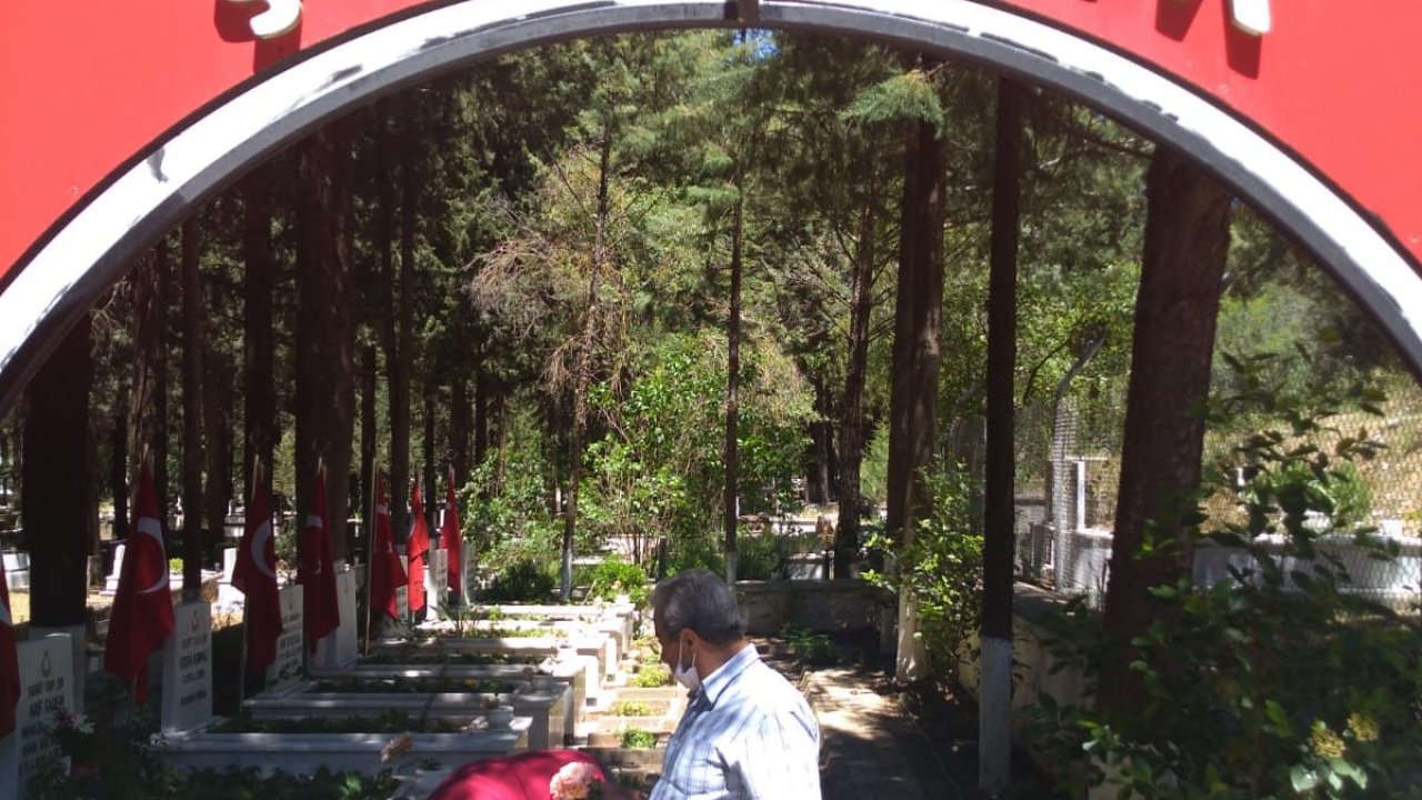 Şehit aileleri bayramda evlatlarına koştu