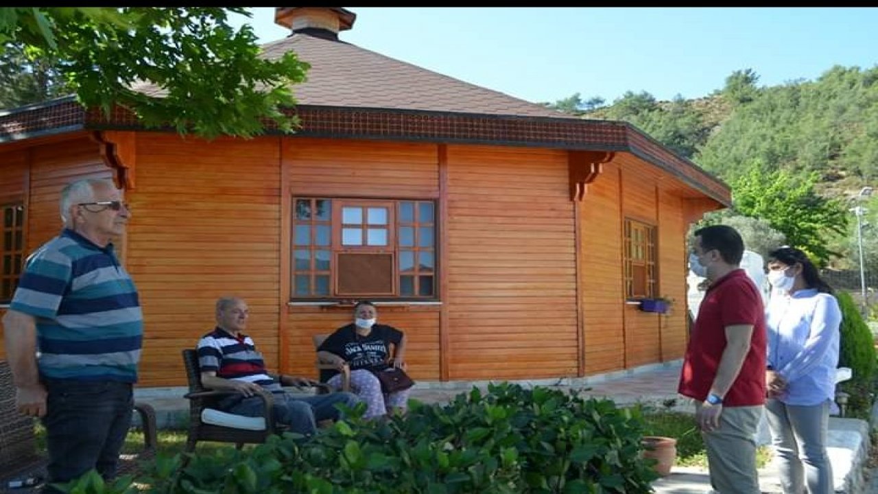 Huzurevi sakinlerinin bayramını kutladı