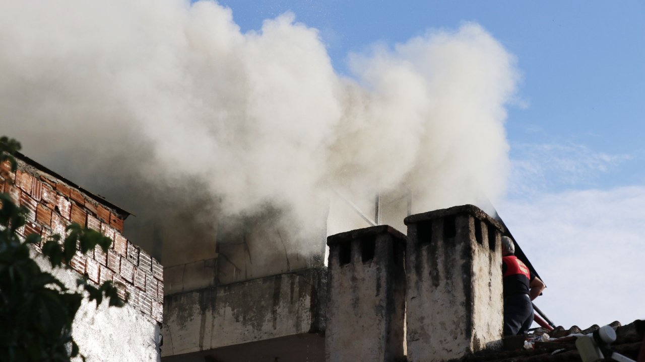 Yanan ev kullanılamaz hale geldi