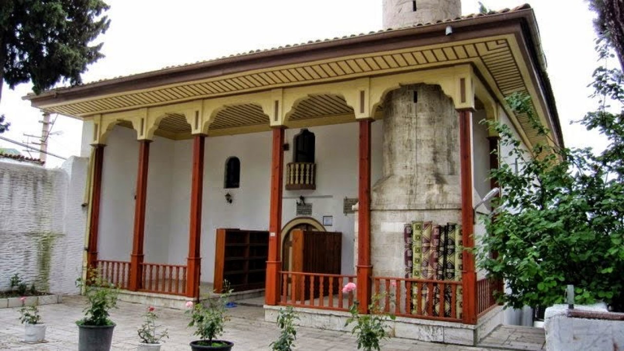 Namazlar avluda kılınacak