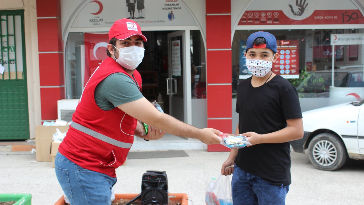 Kızılay sokağa çıkan çocukları sevindirdi