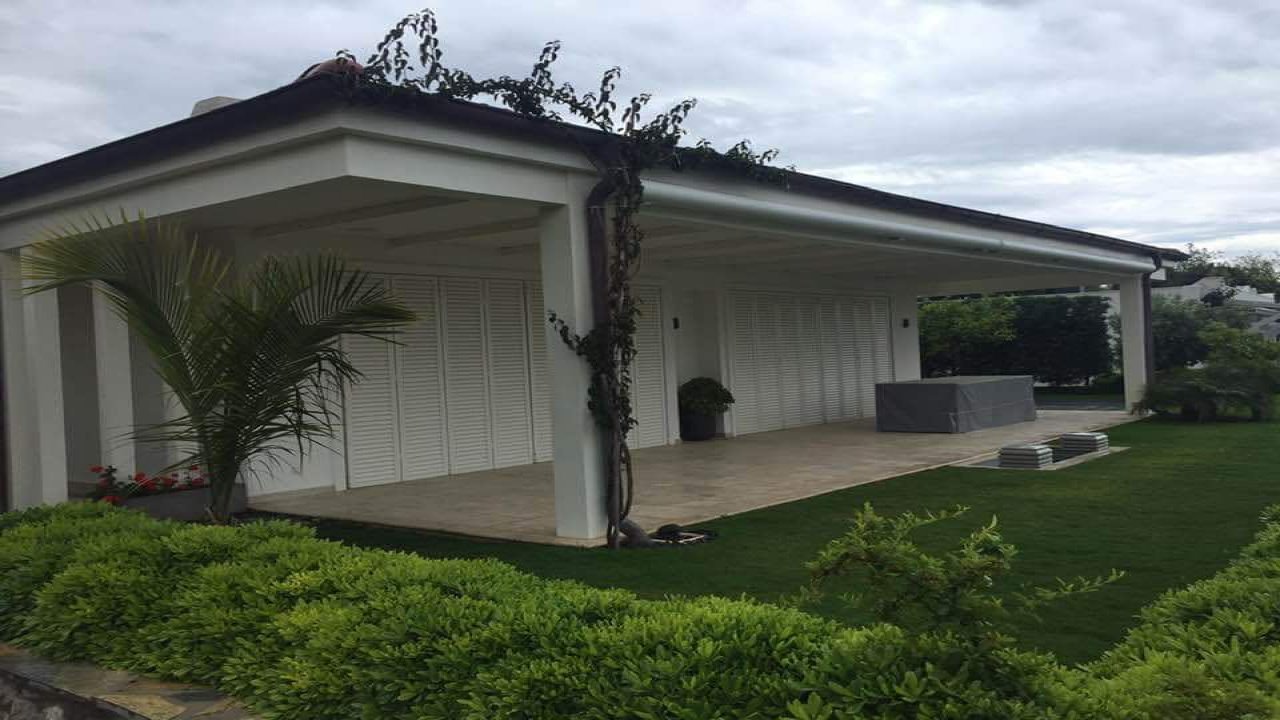 Yılmaz Özdil'in villasındaki kaçak eklentiler yıkılıyor