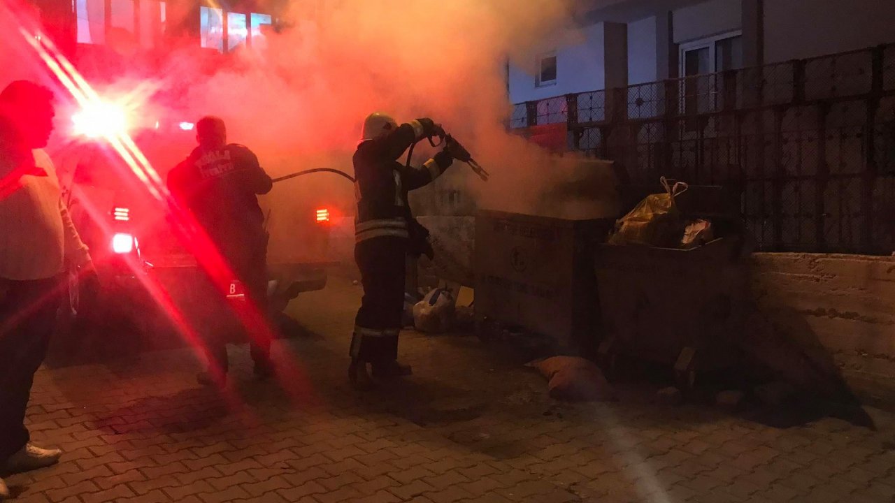 İtfaiye, Yanan Çöp Konteynerine Müdahale Etti