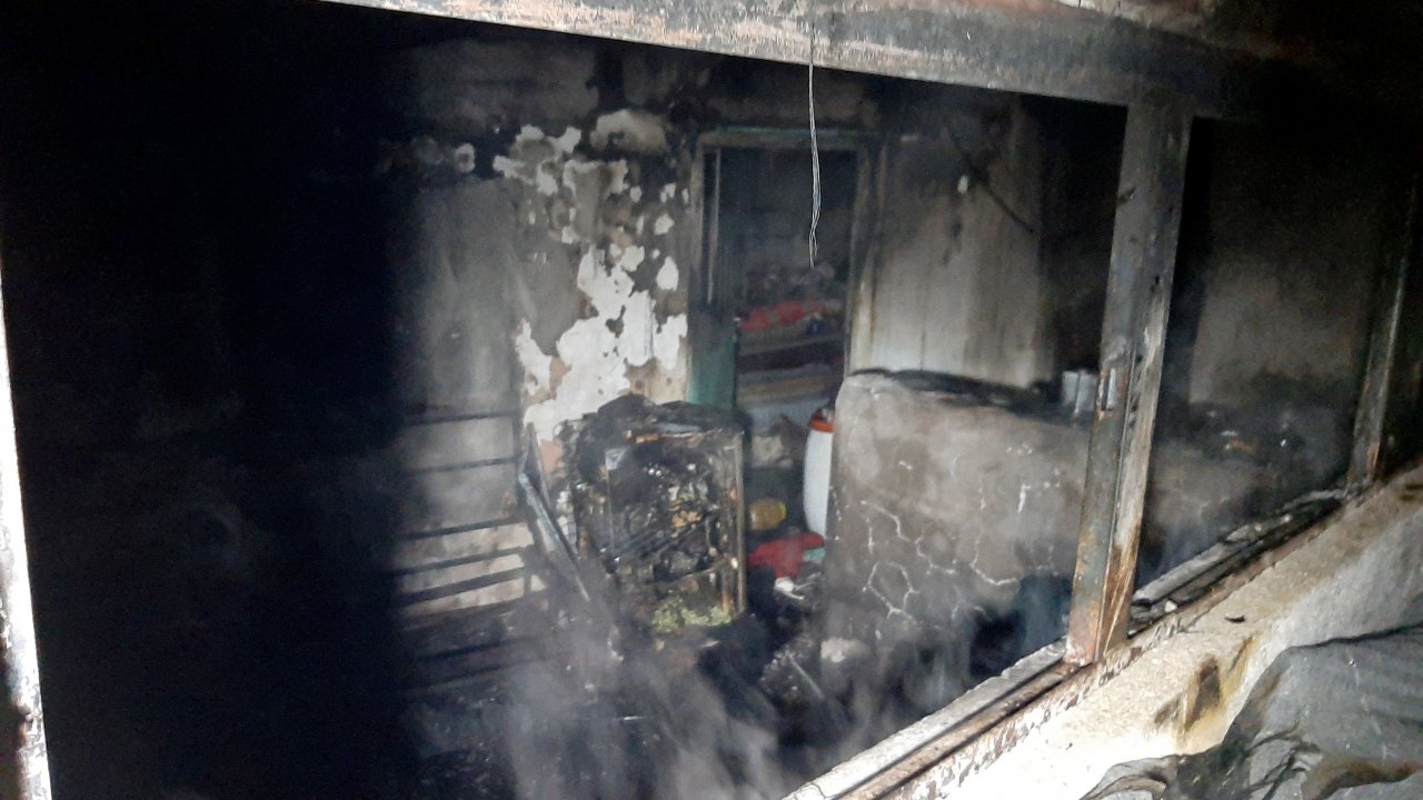 Yaktığı evde yanarak can verdi