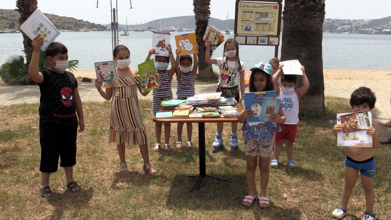 Küçük Meltem doğum gününü parklarda kitaplarını dağıtarak kutladı