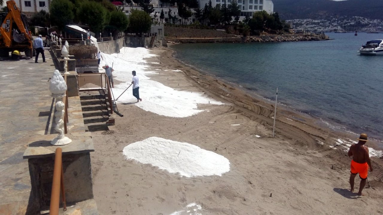 Otelin sahiline dökülen beyaz kum kaldırıldı