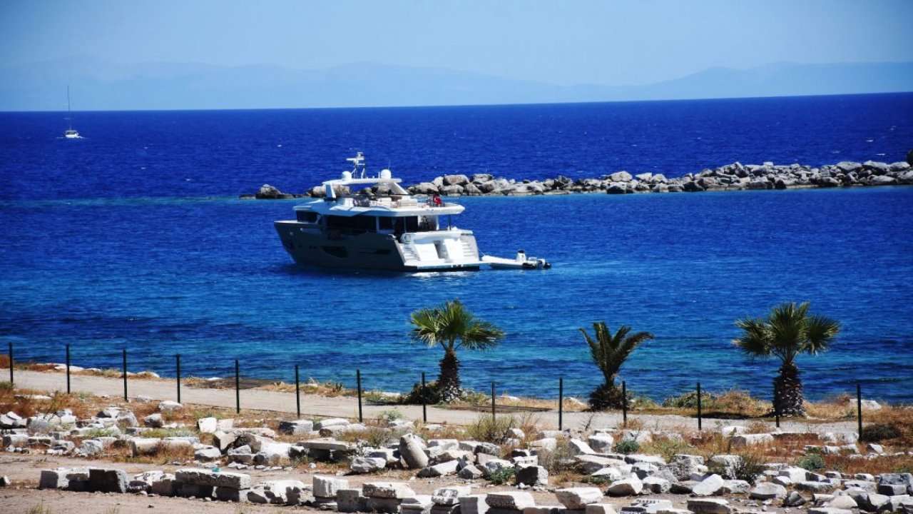 El değmemiş koyların milyon dolarlık misafirleri denize indiriliyor