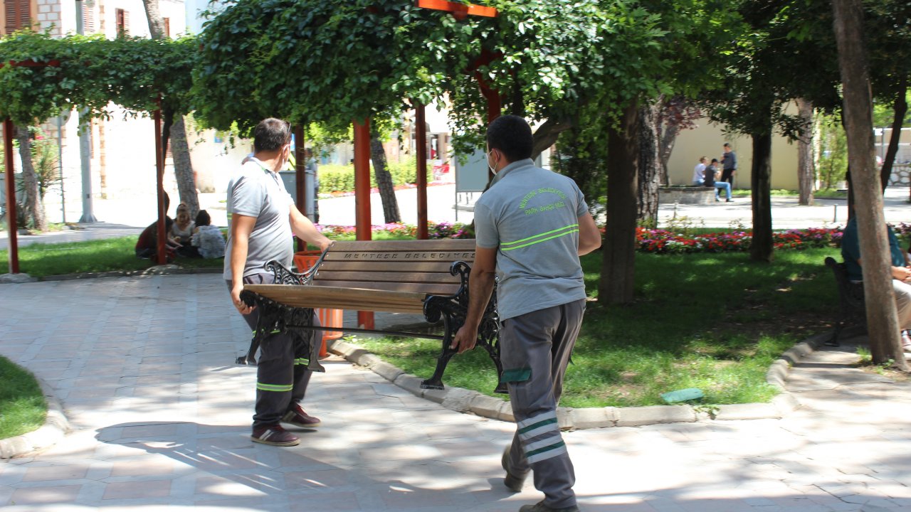 Kaldırılan banklar yeniden yerlerinde