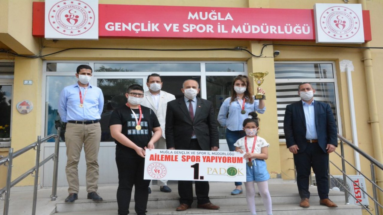 “Aileler Evde Spor Yapıyor” yarışmasında birinci olan aileye ödül