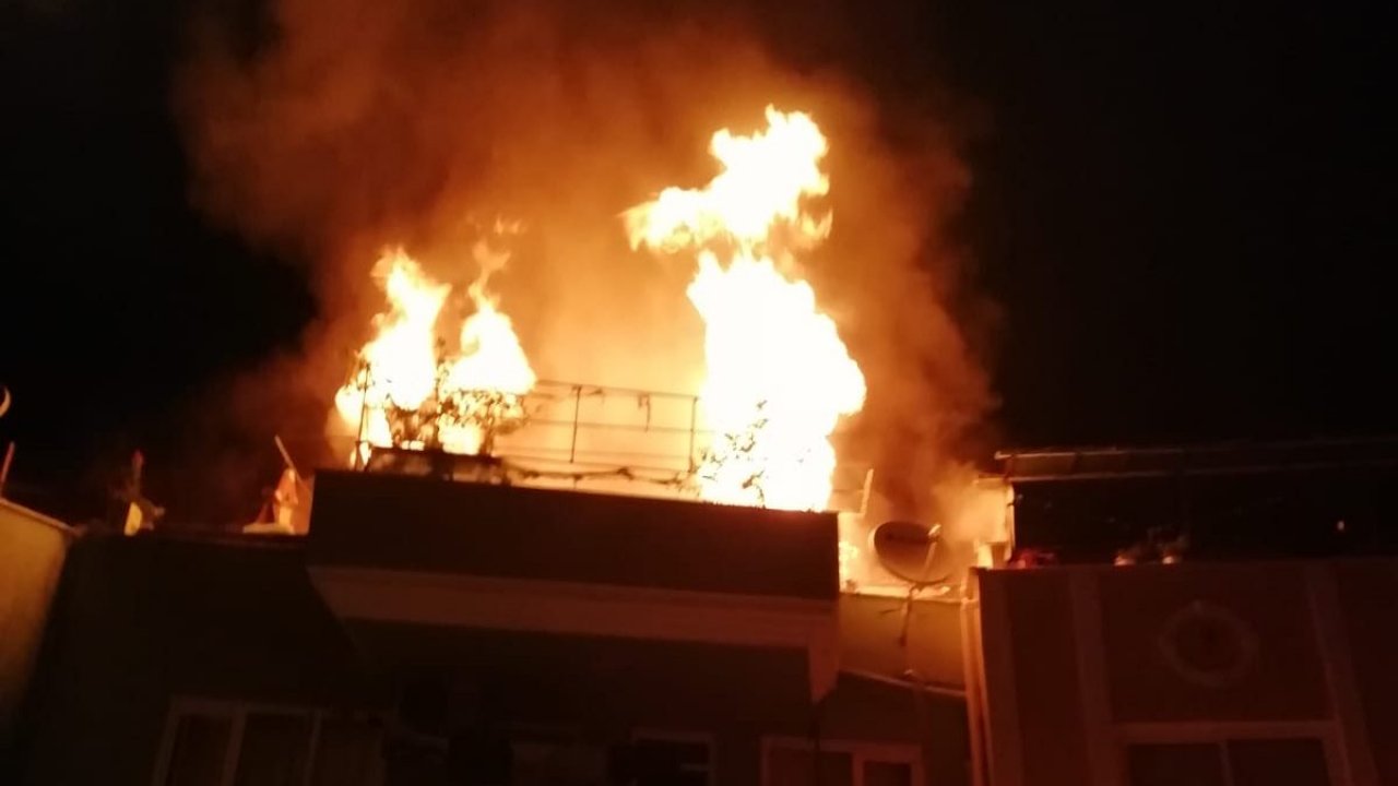 Apartmanda çıkan yangında iki daire kullanılamaz hale geldi