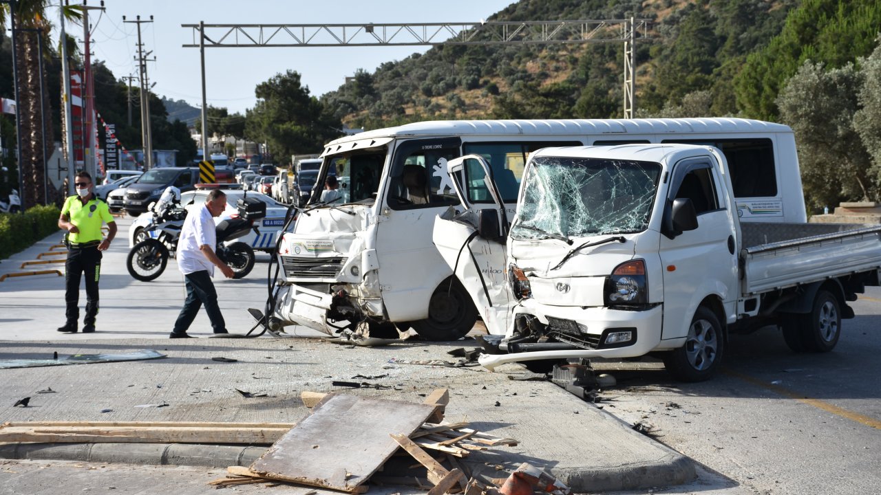 İşçileri taşıyan minibüs kaza yaptı:8 yaralı