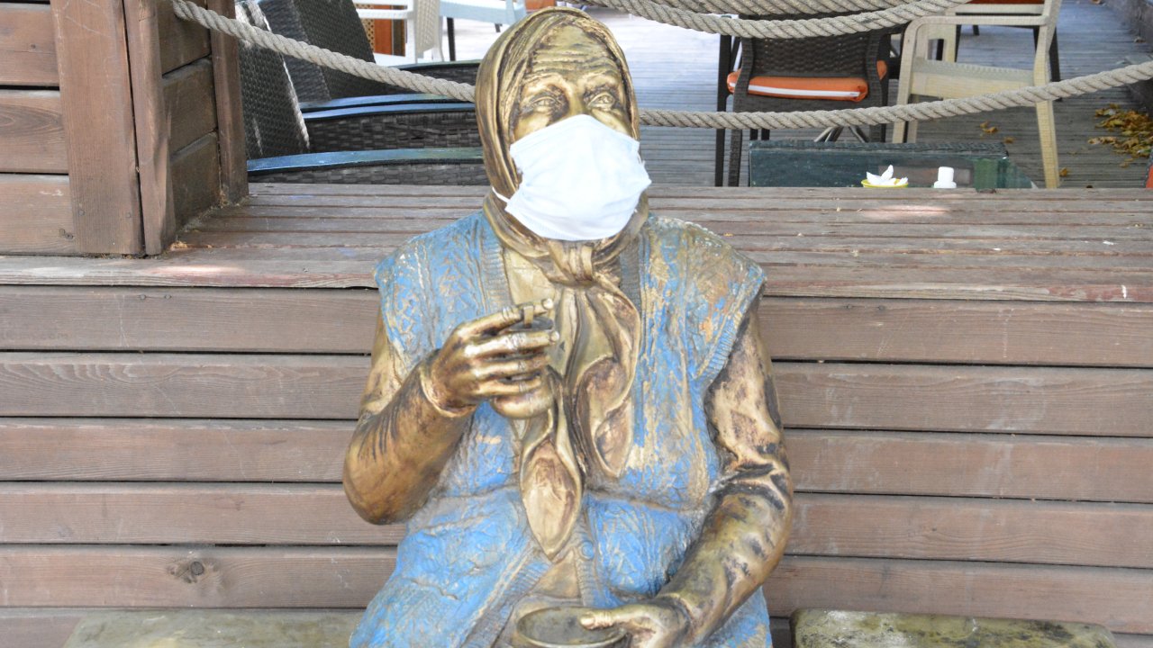 Serpil heykeliyle maske farkındalığı