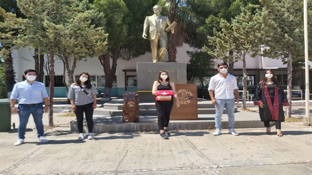 Sosyal mesafeli karne töreni