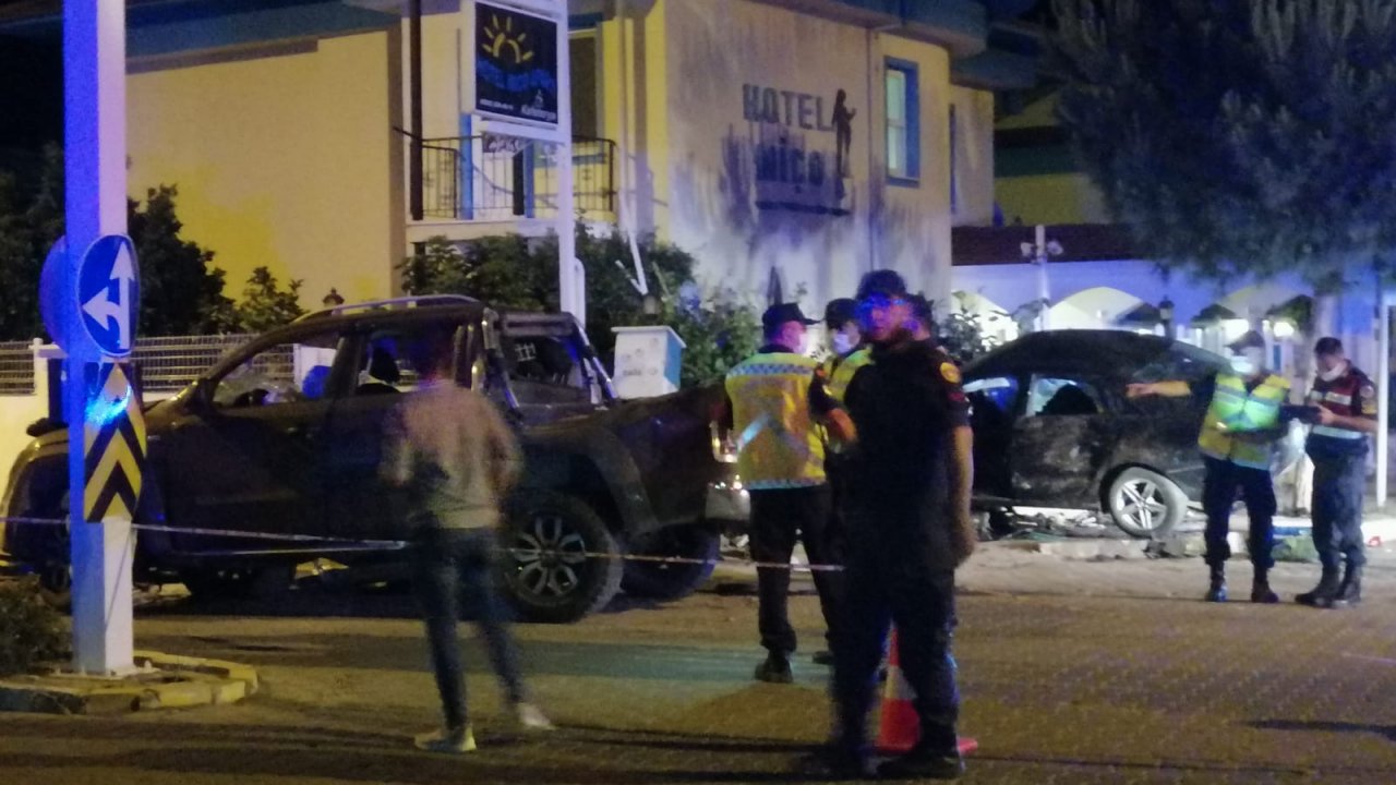 Otomobil ile kamyonet çarpıştı: 1 ölü, 4 yaralı