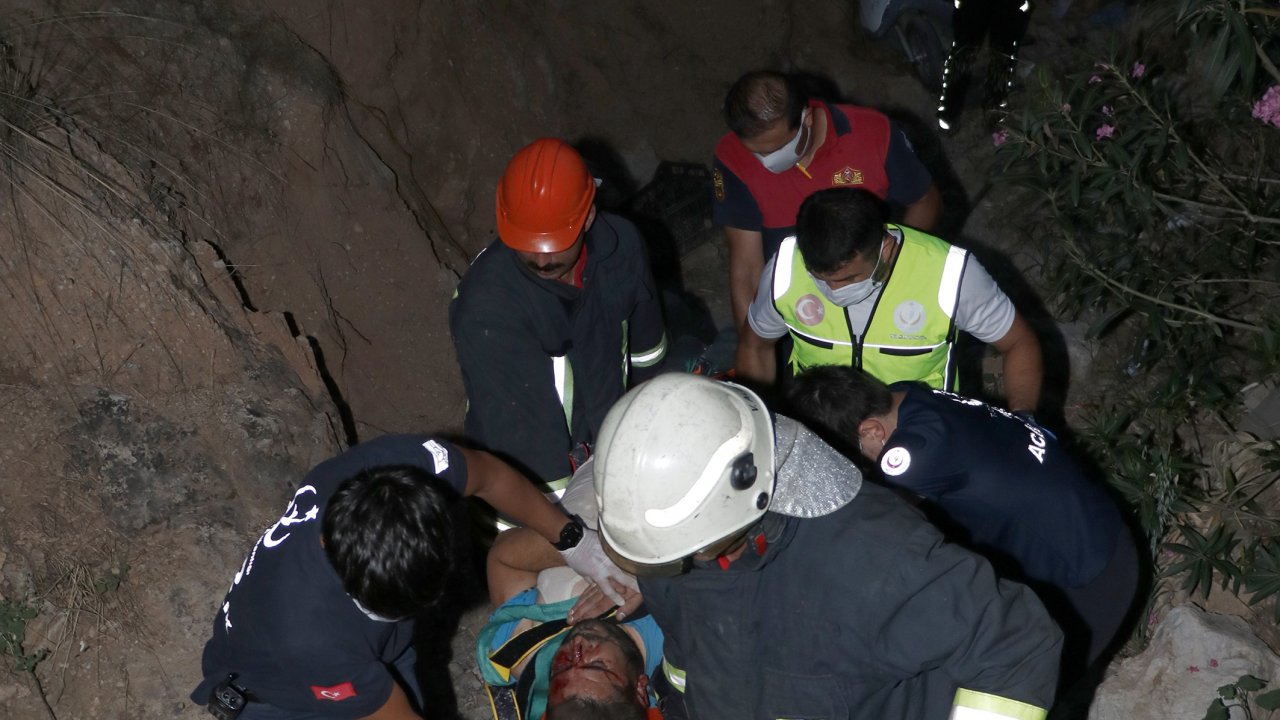 Motosiklet dereye devrildi: 2 yaralı