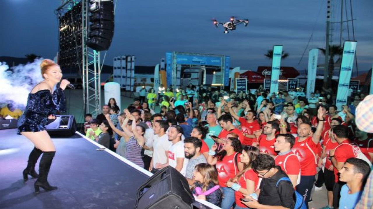 Ece Seçkin boş meydanda konser verdi