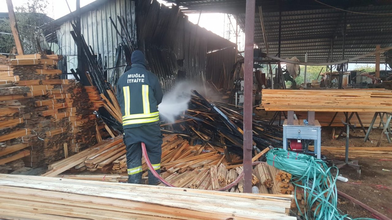 Kereste deposunda yangın