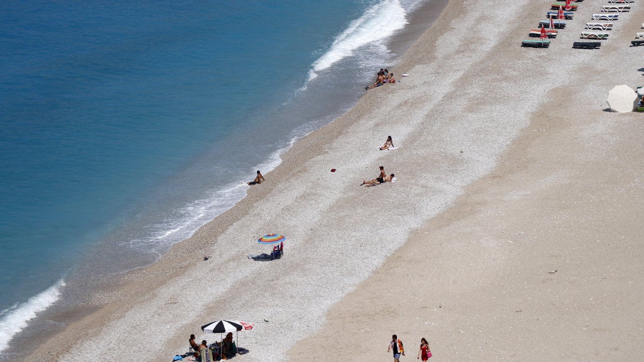 Tatilciler, denize girmenin keyfini yaşadı