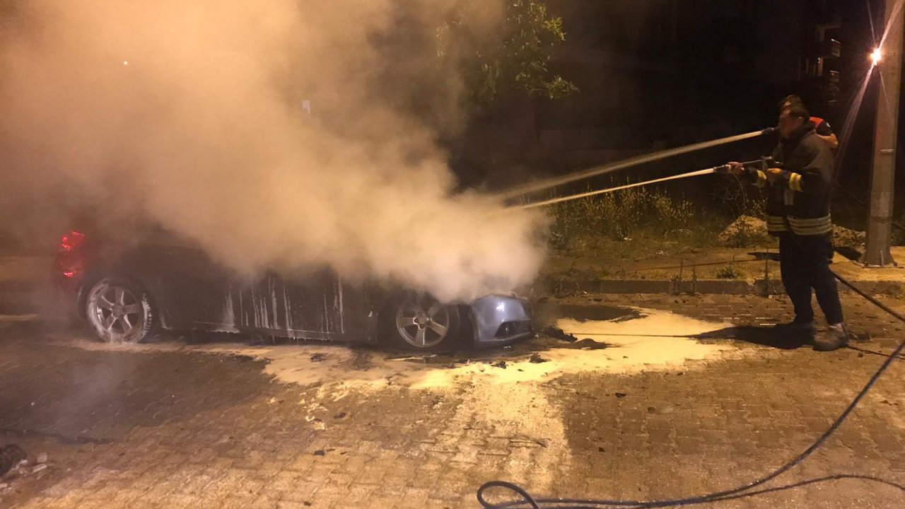 Park halindeyken yanan otomobil söndürüldü