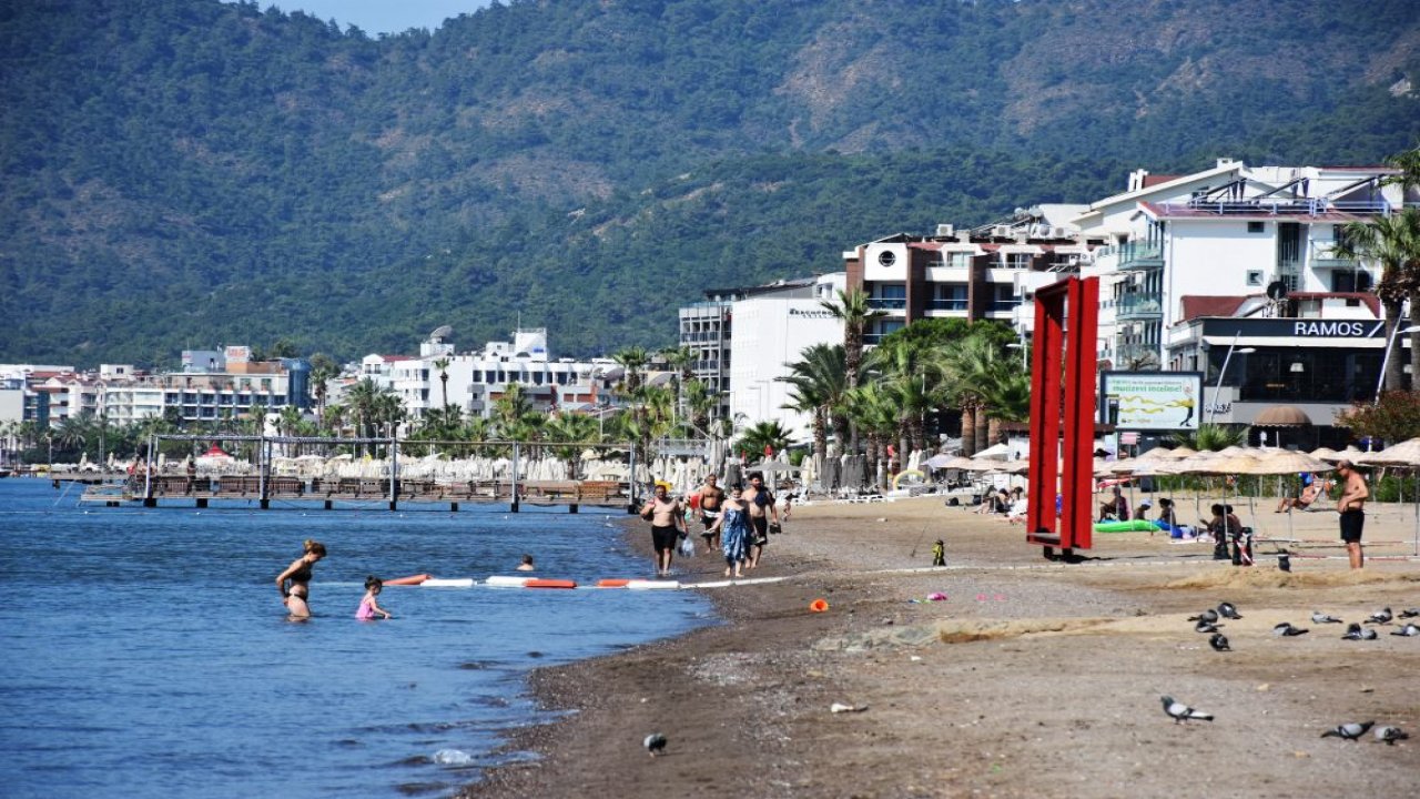 Kısıtlamadan muaf tutulan tatilcilerin deniz keyfi