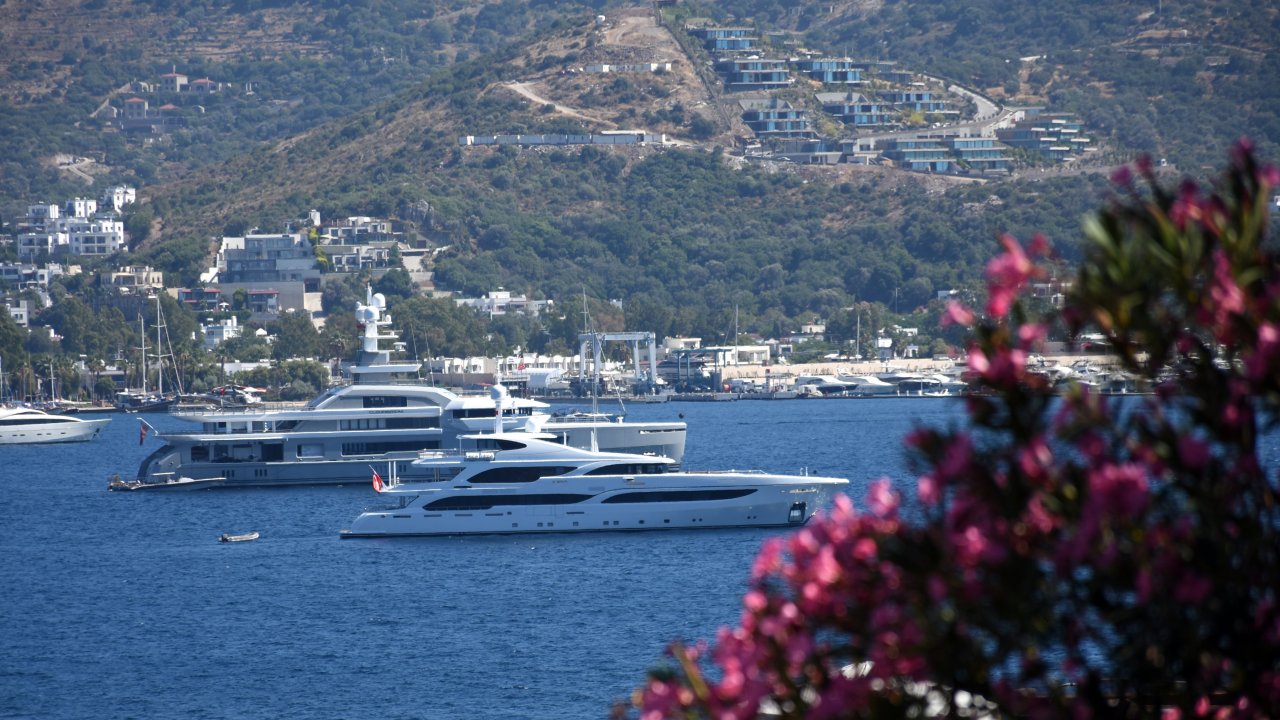 Mega yatlar Bodrum'a demir attı