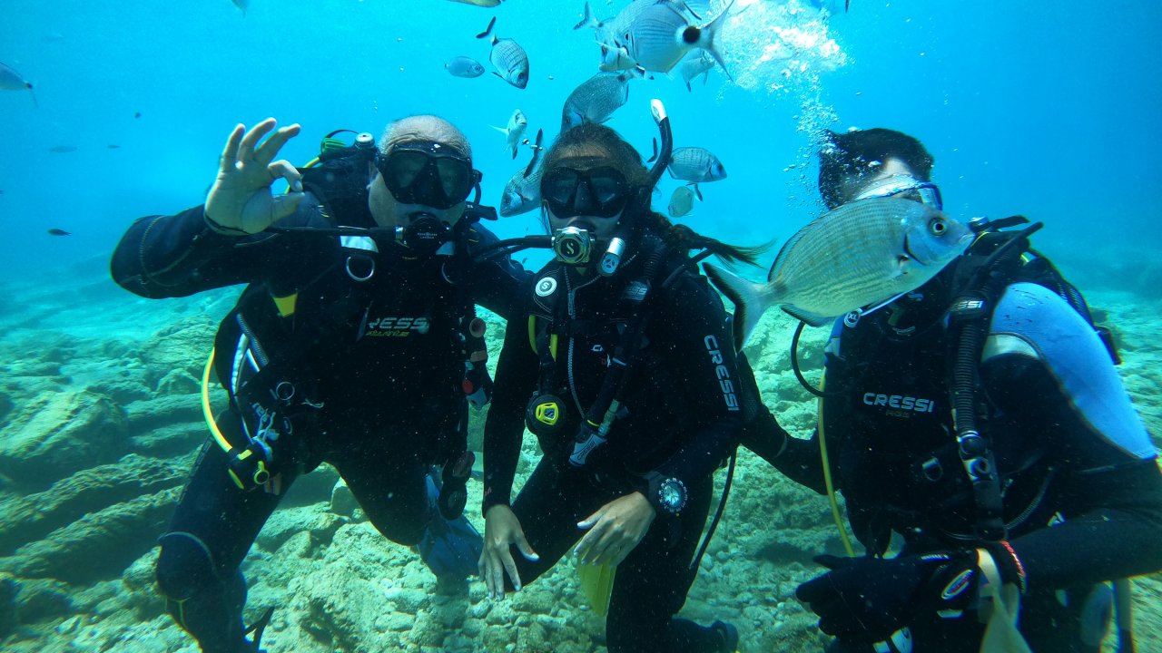 Dalış tutkunları derin maviliklere kavuşmanın mutluluğunu yaşıyor
