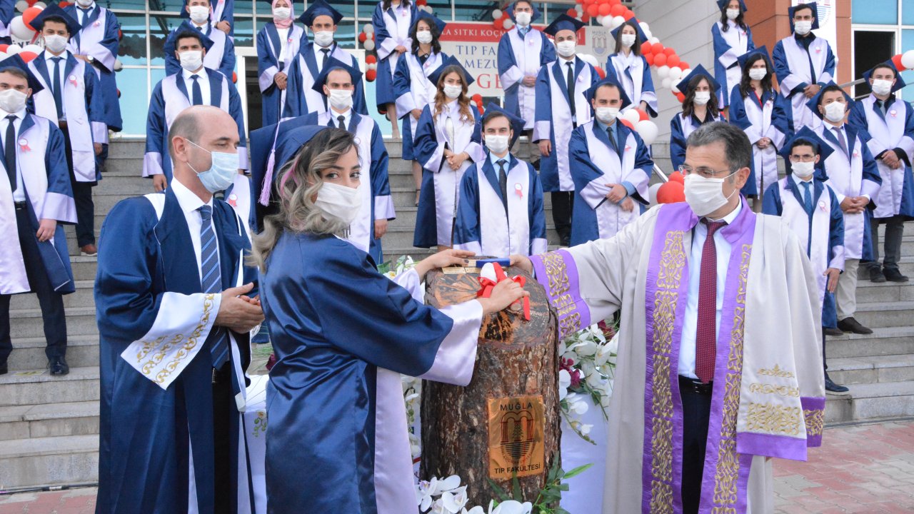 Tıp öğrencileri hekimliğe ilk adımı attı
