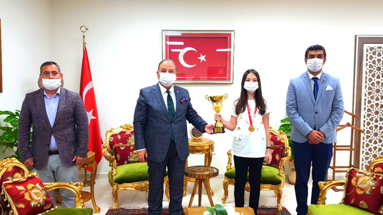 Online halk oyunları birincisi ödülünü Kaymakam Yıldız'dan aldı