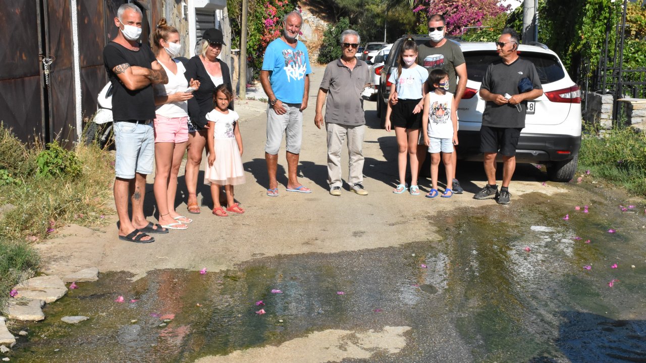 Bodrum'da mahalleli sokaktaki su sızıntısının önlenememesine tepki gösterdi