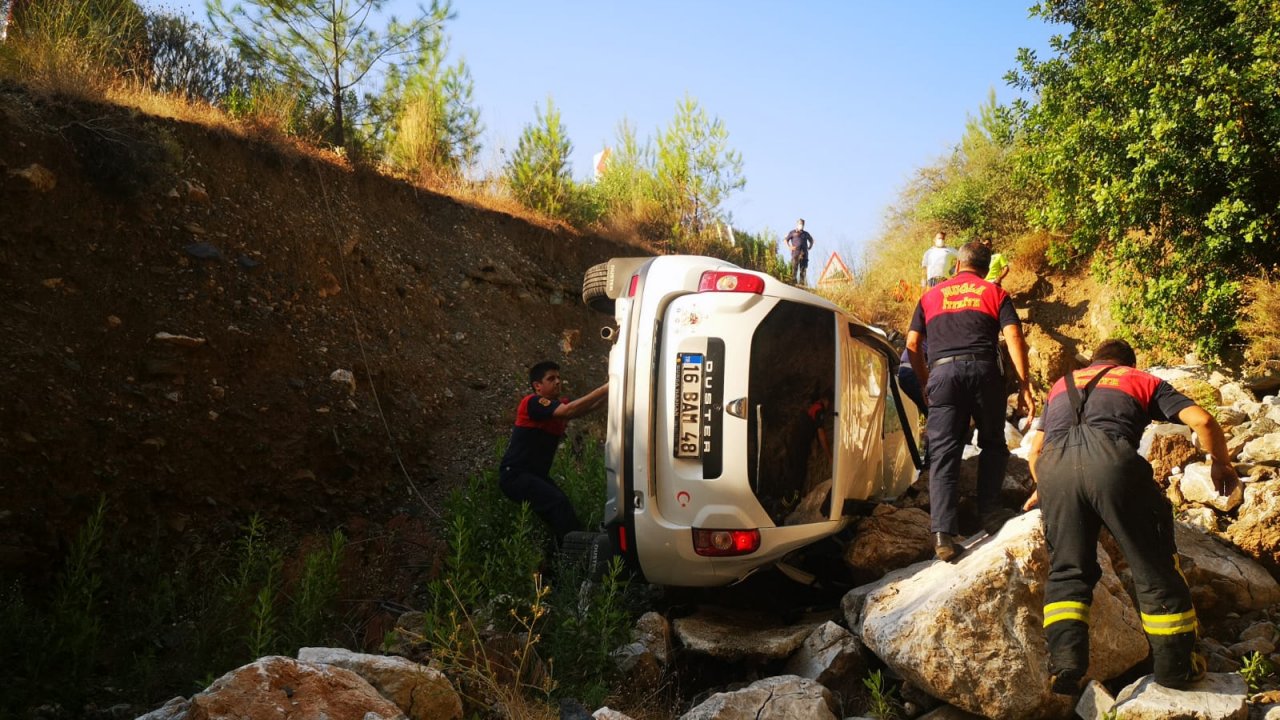 Kontrolden çıkan otomobil dereye devrildi: 4 yaralı