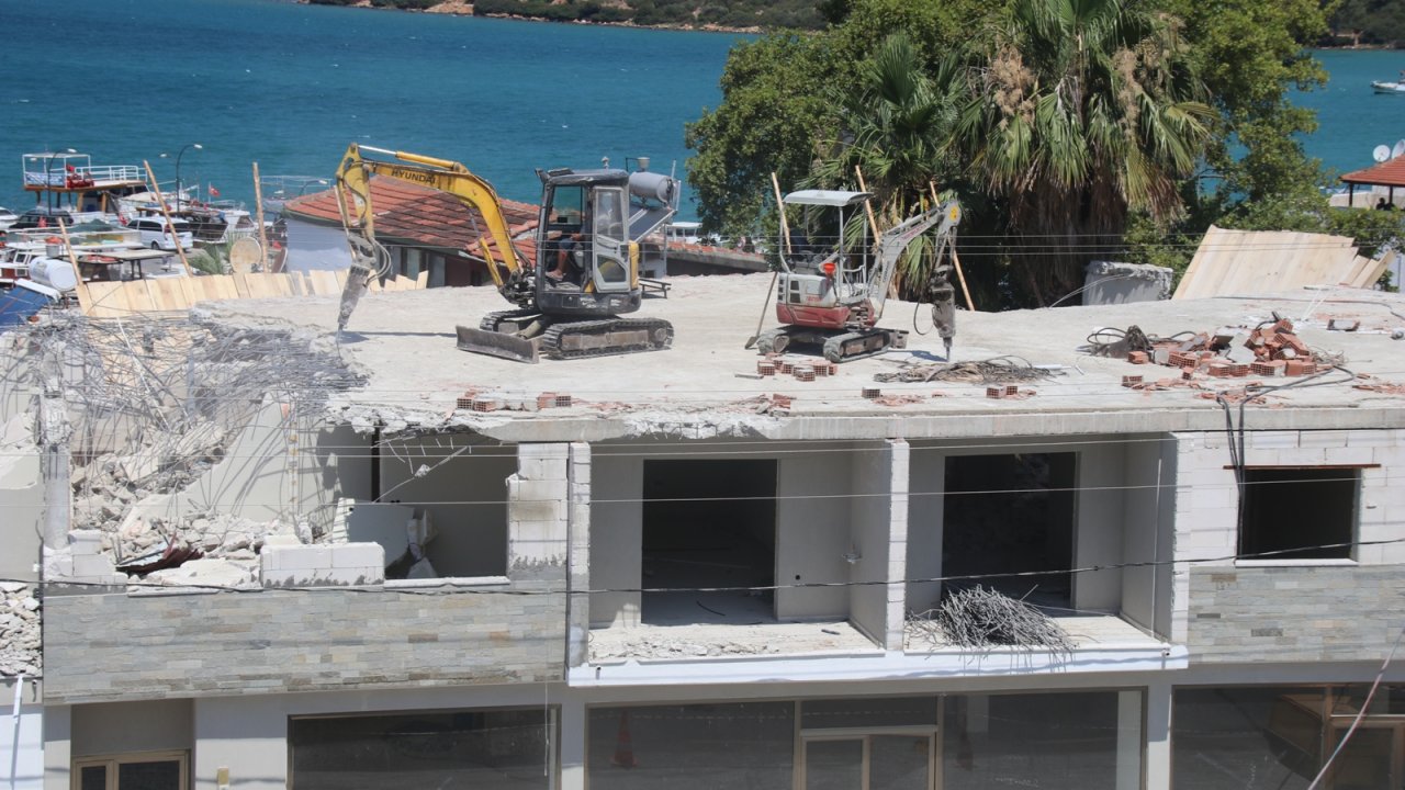 Bodrum'da imara aykırı yapıların yıkımı devam ediyor