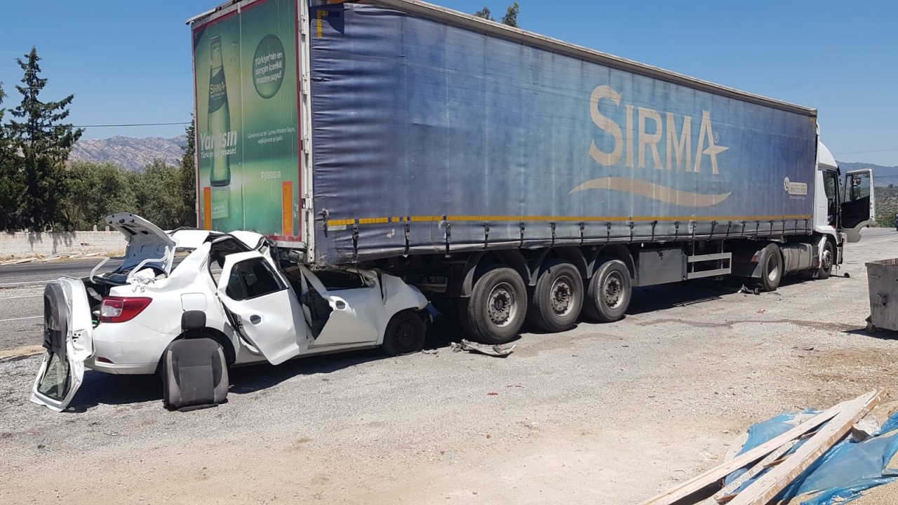 Qtomobil park halindeki tıra çarptı: 1 yaralı